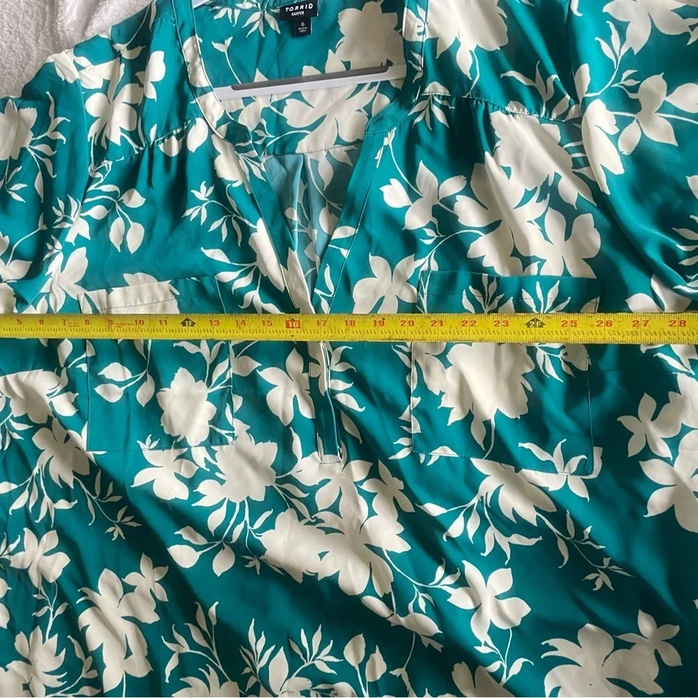 Torrid plus size Floral Teal and White/off white Women's Top Torrid size 6(6x) - Picture 7 of 8